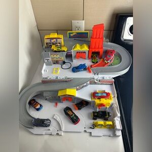 Hot Wheels 2015 Car Wash & Service Station Fold & Carry Play Set With 10 Cars